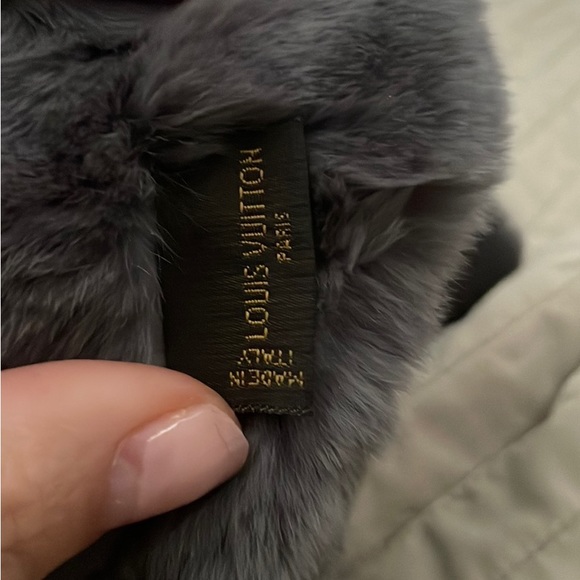 Louis Vuitton soft non shedding grey lv Louis Vuitton vest scarf wrap stole - Picture 3 of 5
